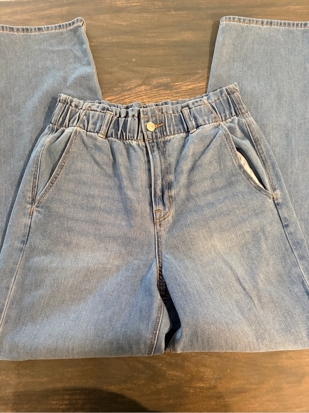 AE Light Blue Hi-Waisted Elastic Straight Leg Jeans. Size 8. - Picture 3 of 10